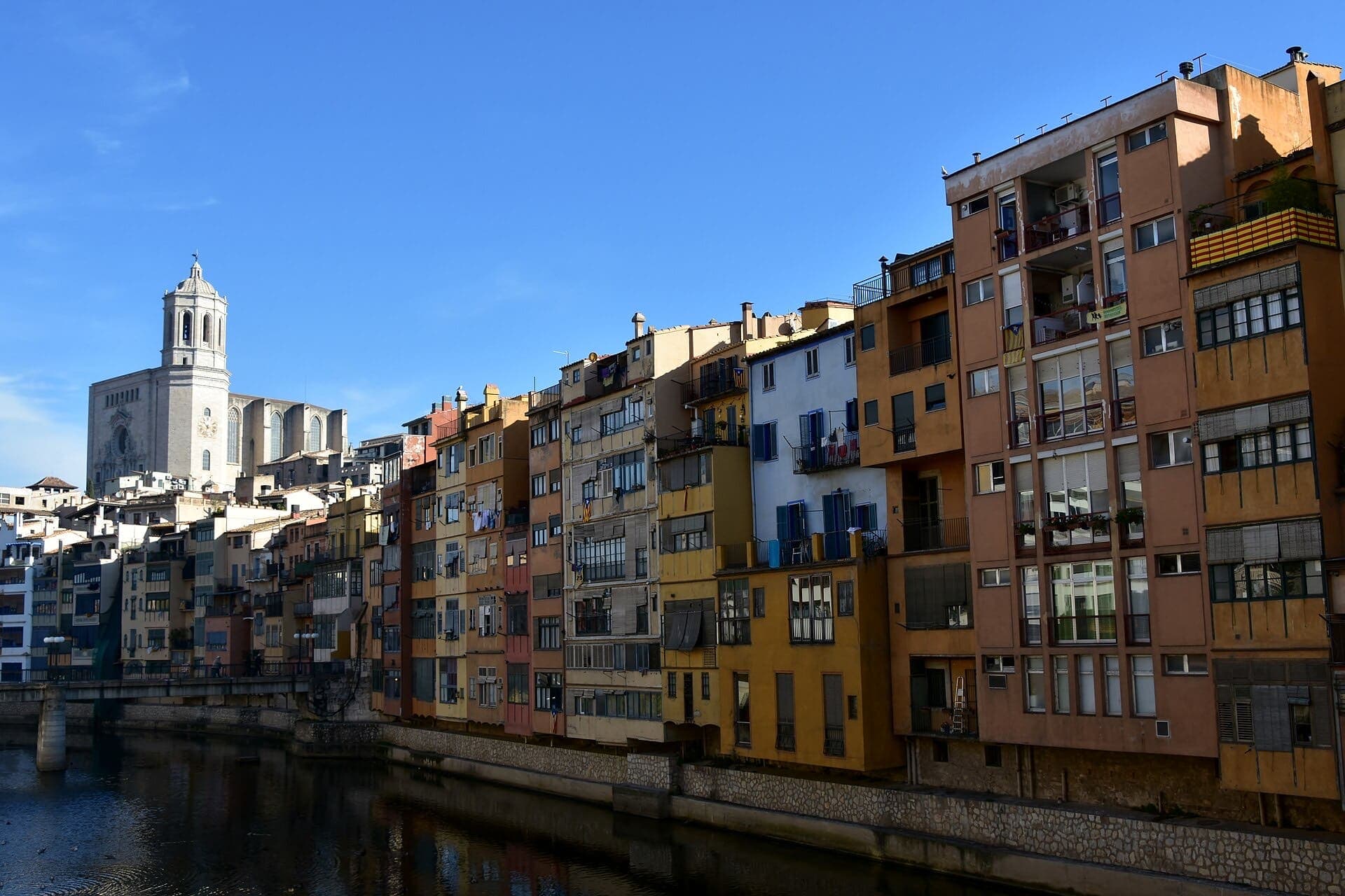 Cases de colors sobre el riu Onyar i la catedral de Girona